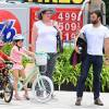 Alessandra Ambrosio, son fiancé Jamie Mazur et leurs enfants Anja et Noah à vélo, se baladent dans le quartier de Brentwood. Los Angeles, le 18 juillet 2015.