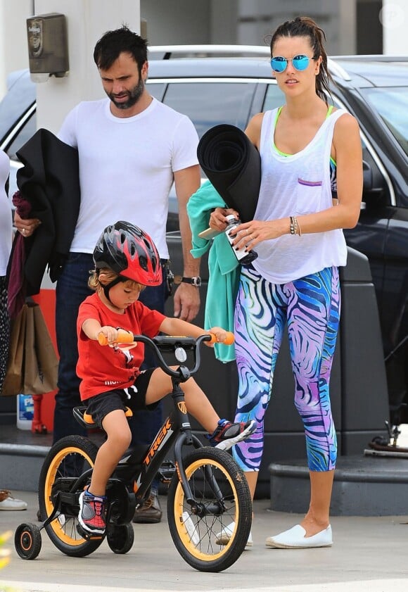 Alessandra Ambrosio, son fiancé Jamie Mazur et leur fils Noah à Brentwood. Los Angeles, le 18 juillet 2015.