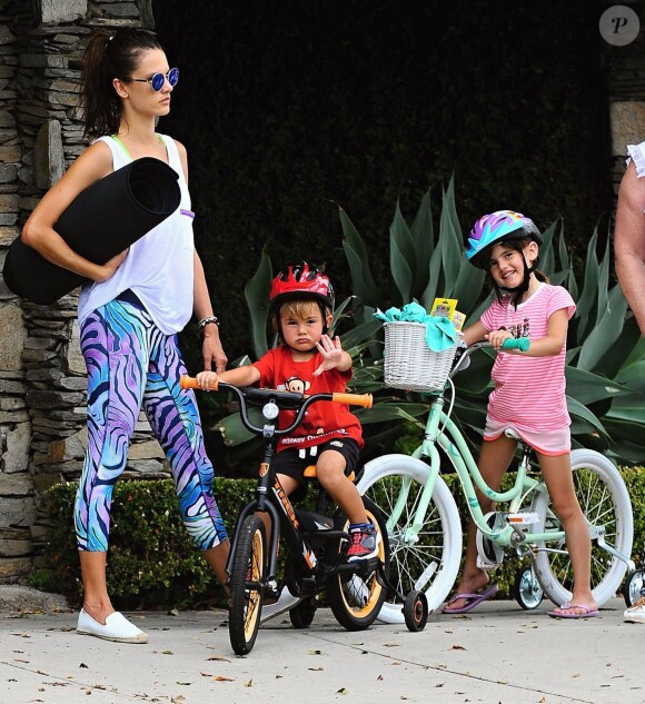 Alessandra Ambrosio et ses enfants Noah et Anja se baladent dans le quartier de Brentwood. Los Angeles, le 18 juillet 2015.