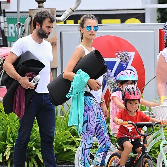 Alessandra Ambrosio, son fiancé Jamie Mazur et leurs enfants Anja et Noah à vélo, se baladent dans le quartier de Brentwood. Los Angeles, le 18 juillet 2015.