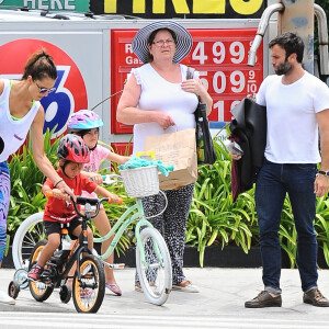 Alessandra Ambrosio, son fiancé Jamie Mazur et leurs enfants Anja et Noah à vélo, se baladent dans le quartier de Brentwood. Los Angeles, le 18 juillet 2015.