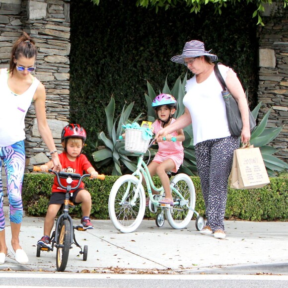 Alessandra Ambrosio, son fiancé Jamie Mazur et leurs enfants Anja et Noah à vélo, se baladent dans le quartier de Brentwood. Los Angeles, le 18 juillet 2015.