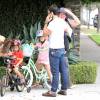 Alessandra Ambrosio, son fiancé Jamie Mazur et leurs enfants Anja et Noah à vélo, se baladent dans le quartier de Brentwood. Los Angeles, le 18 juillet 2015.