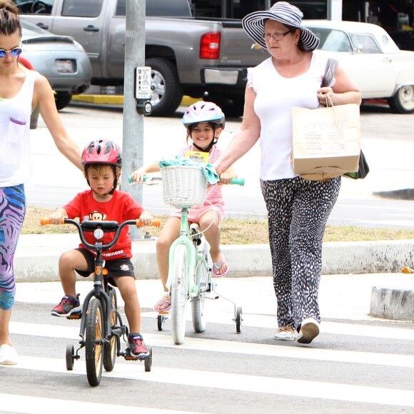 Alessandra Ambrosio, son fiancé Jamie Mazur et leurs enfants Anja et Noah à vélo, se baladent dans le quartier de Brentwood. Los Angeles, le 18 juillet 2015.