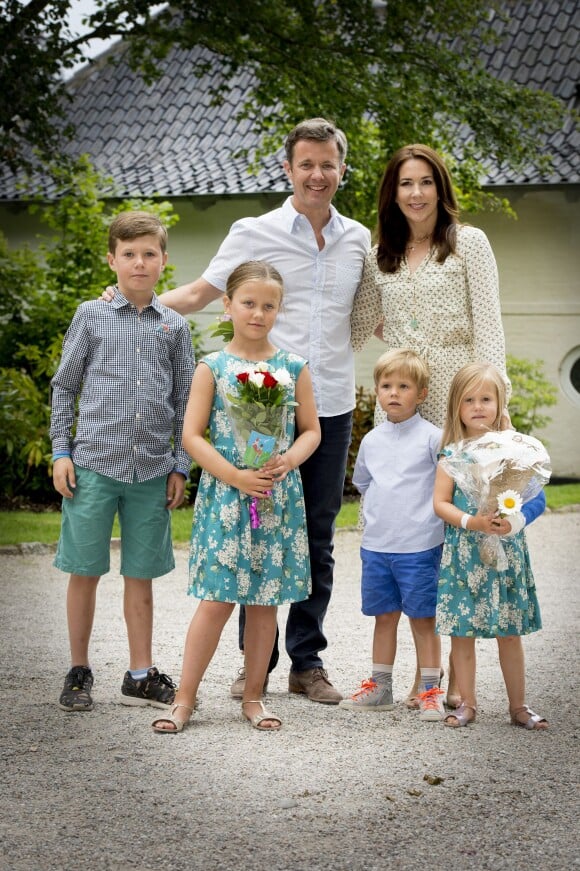 La princesse Mary et le prince Frederik de Danemark, avec leurs quatre enfants (Christian, Isabella, Vincent et Josephine), assistaient le 19 juillet 2015 dans la cour du château de Grasten à la parade d'une association de cavaliers.