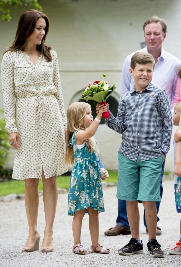 La princesse Mary et le prince Frederik de Danemark, avec leurs quatre enfants (Christian, Isabella, Vincent et Josephine), assistaient le 19 juillet 2015 dans la cour du château de Grasten à la parade d'une association de cavaliers.