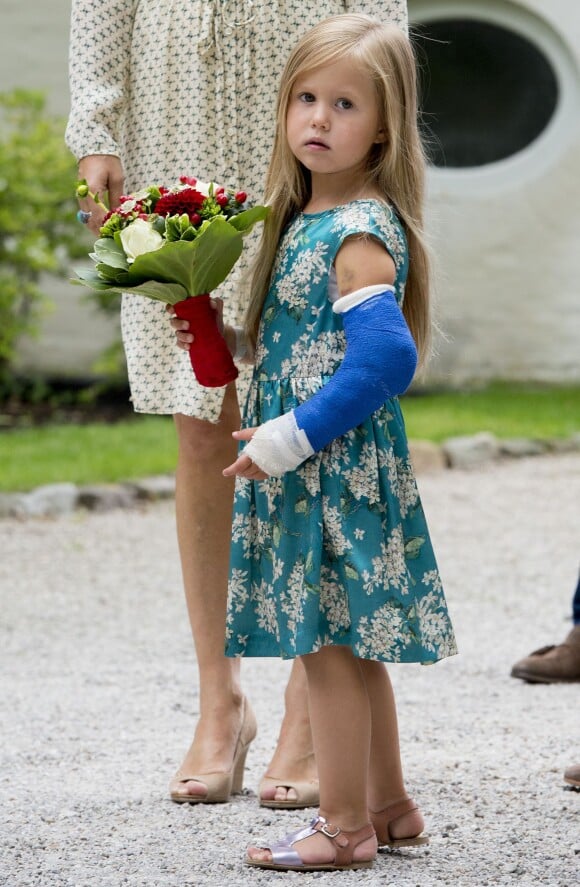 Malgré son bras dans le plâtre, la princesse Josephine, 4 ans, était déchaînée ! La princesse Mary et le prince Frederik de Danemark, avec leurs quatre enfants (Christian, Isabella, Vincent et Josephine), assistaient le 19 juillet 2015 dans la cour du château de Grasten à la parade d'une association de cavaliers.