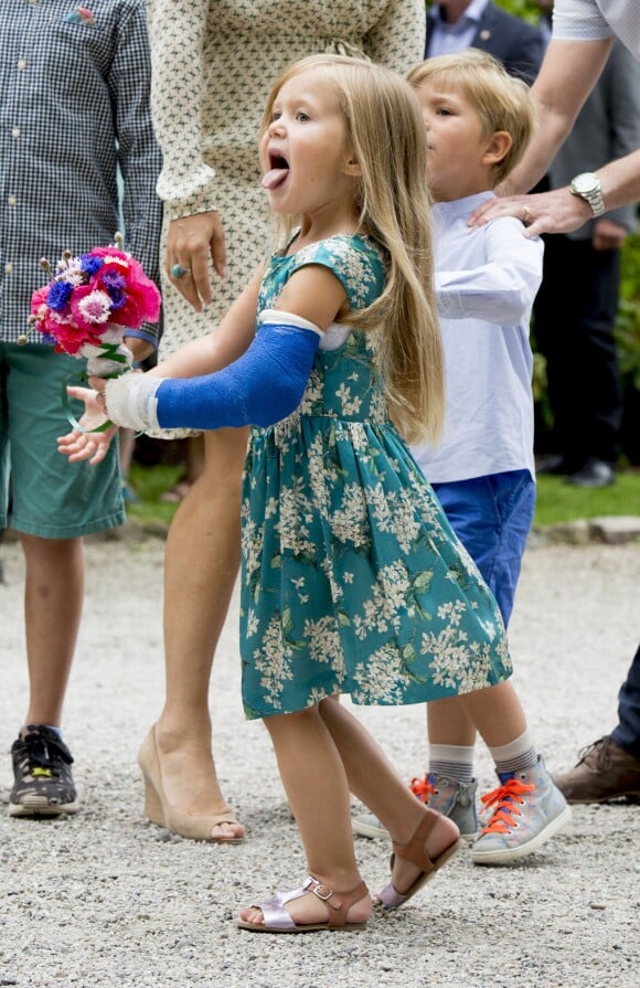 Malgré son bras dans le plâtre, la princesse Josephine, 4 ans, était déchaînée ! La princesse Mary et le prince Frederik de Danemark, avec leurs quatre enfants (Christian, Isabella, Vincent et Josephine), assistaient le 19 juillet 2015 dans la cour du château de Grasten à la parade d'une association de cavaliers.