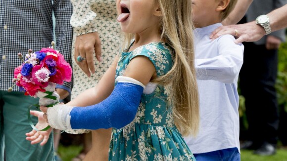 Princesse Mary : Plâtrée et déchaînée, Josephine, 4 ans, anime un défilé !