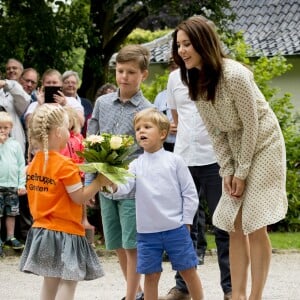 Galant, le prince Vincent ! Mary et Frederik de Danemark, avec leurs quatre enfants (Christian, Isabella, Vincent et Josephine), assistaient le 19 juillet 2015 dans la cour du château de Grasten à la parade d'une association de cavaliers.