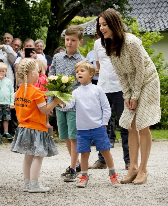 Galant, le prince Vincent ! Mary et Frederik de Danemark, avec leurs quatre enfants (Christian, Isabella, Vincent et Josephine), assistaient le 19 juillet 2015 dans la cour du château de Grasten à la parade d'une association de cavaliers.