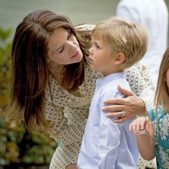 Mary et Frederik de Danemark, avec leurs quatre enfants (Christian, Isabella, Vincent et Josephine), assistaient le 19 juillet 2015 dans la cour du château de Grasten à la parade d'une association de cavaliers.