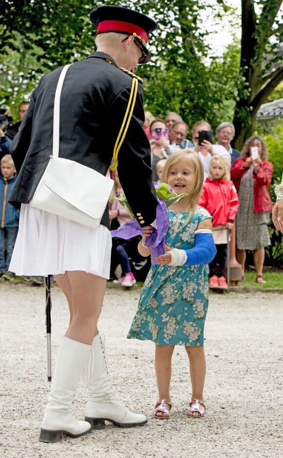 Mary et Frederik de Danemark, avec leurs quatre enfants (Christian, Isabella, Vincent et Josephine), assistaient le 19 juillet 2015 dans la cour du château de Grasten à la parade d'une association de cavaliers.