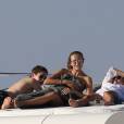 Exclusif - Natasha Poly se prélasse sur son bateau à au large de St-Tropez