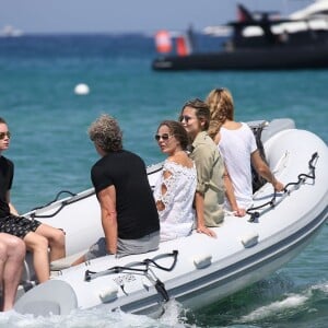 Natasha Poly est allée déjeuner au restaurant Le Bagatelle lors de ses vacances à Saint-Tropez. Le 19 juillet 2015