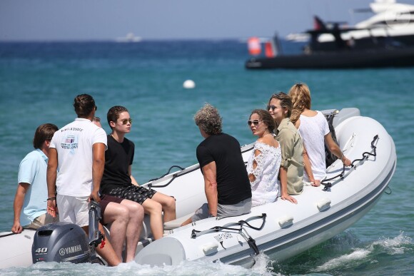 Natasha Poly est allée déjeuner au restaurant Le Bagatelle lors de ses vacances à Saint-Tropez. Le 19 juillet 2015