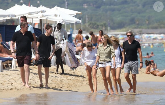 Natasha Poly est allée déjeuner au restaurant Le Bagatelle lors de ses vacances à Saint-Tropez. Le 19 juillet 2015
