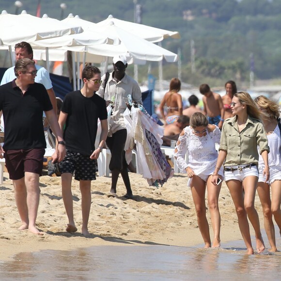 Natasha Poly est allée déjeuner au restaurant Le Bagatelle lors de ses vacances à Saint-Tropez. Le 19 juillet 2015