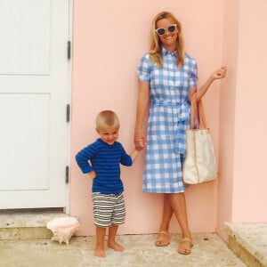 Reese Witherspoon avec son petit dernier, Tennessee James (photo postée le 20 juillet 2015)