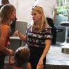 Reese Witherspoon discute avec une amie lors d'une fête à Brentwood, le 28 juin 2015.