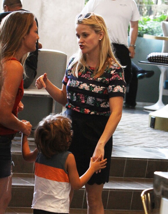 Reese Witherspoon discute avec une amie lors d'une fête à Brentwood, le 28 juin 2015.