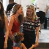 Reese Witherspoon discute avec une amie lors d'une fête à Brentwood, le 28 juin 2015.