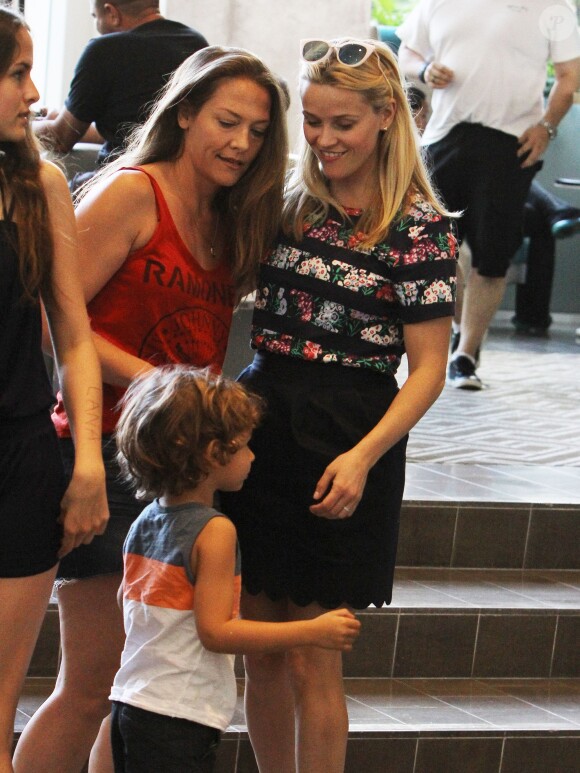 Reese Witherspoon discute avec une amie lors d'une fête à Brentwood, le 28 juin 2015.