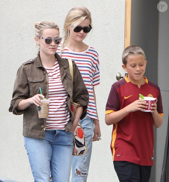 Reese Witherspoon et ses enfants Ava et Deacon mangent une glace à Brentwood le 27 juin 2015.