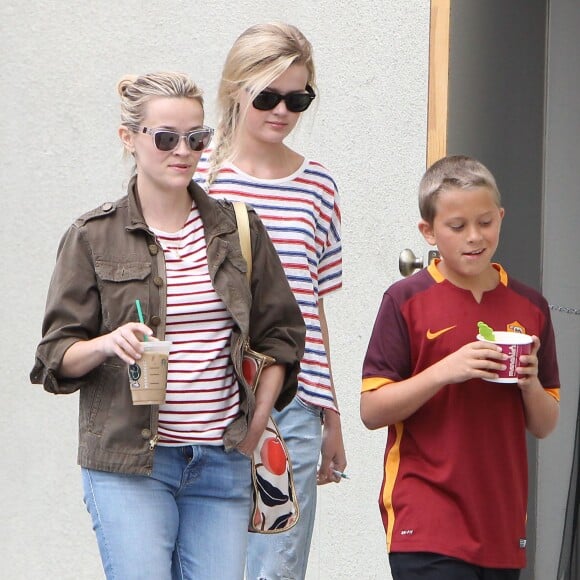 Reese Witherspoon et ses enfants Ava et Deacon mangent une glace à Brentwood le 27 juin 2015.