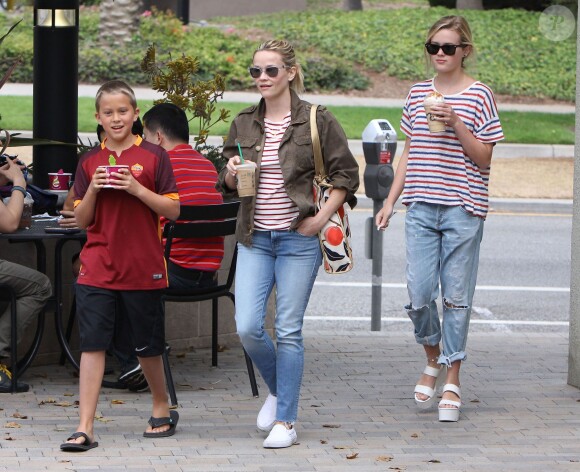 Reese Witherspoon et ses enfants Ava et Deacon mangent une glace à Brentwood le 27 juin 2015.