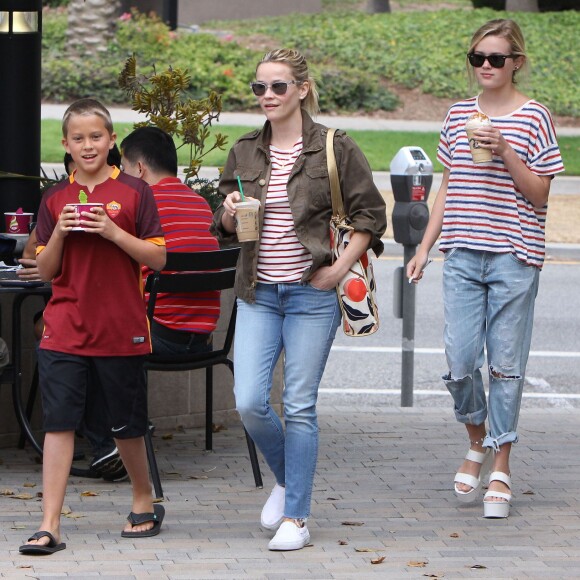 Reese Witherspoon et ses enfants Ava et Deacon mangent une glace à Brentwood le 27 juin 2015.