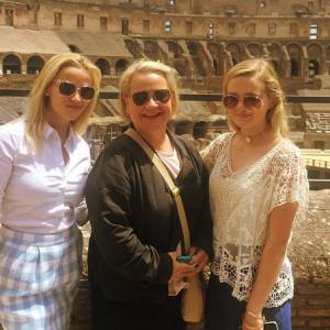 Ava Philippe pose avec sa mère Reese et sa grand-mère Betty Witherspoon, à Rome. (photo postée le 20 juin 2015)