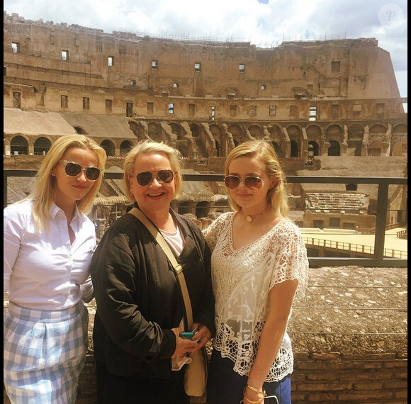 Ava Philippe pose avec sa mère Reese et sa grand-mère Betty Witherspoon, à Rome. (photo postée le 20 juin 2015)