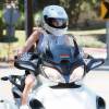 Miley Cyrus conduit une moto à 3 roues (Can-Am Spyder) à l'éffigie de la communauté gay à Beverly Hills 
