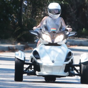 Miley Cyrus conduit une moto à 3 roues (Can-Am Spyder) à l'éffigie de la communauté gay à Beverly Hills 