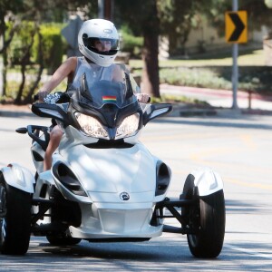 Miley Cyrus conduit une moto à 3 roues (Can-Am Spyder) à l'éffigie de la communauté gay à Beverly Hills  