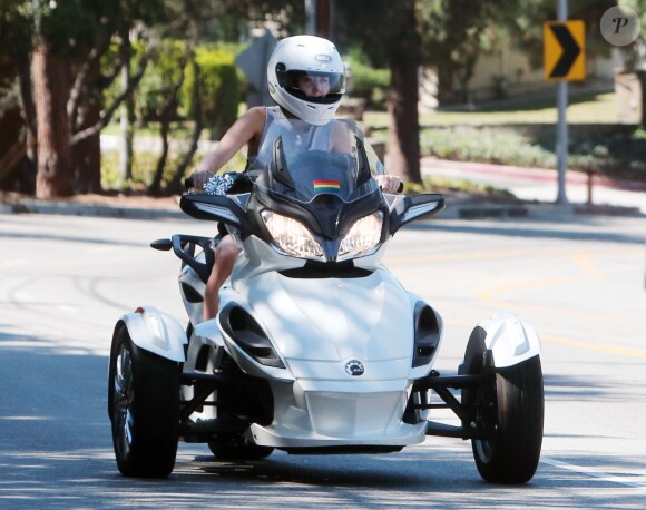 Miley Cyrus conduit une moto à 3 roues (Can-Am Spyder) à l'éffigie de la communauté gay à Beverly Hills  