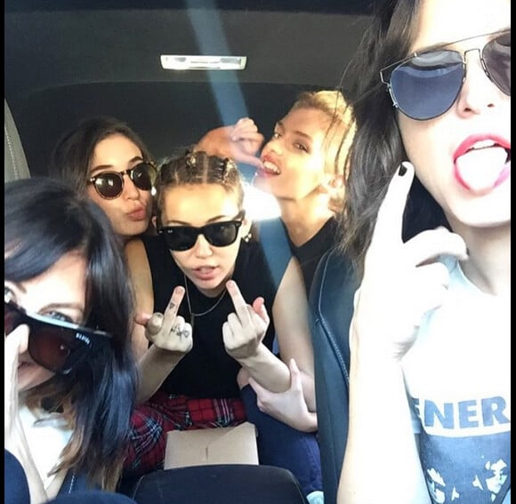 Miley Cyrus et ses copines dont Stella Maxwell / photo postée au mois de juillet 2015