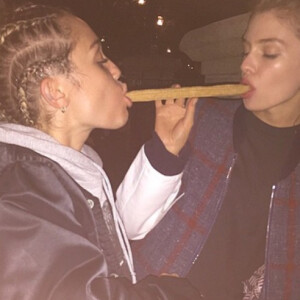 Miley Cyrus et Stella Maxwell à Disneyland / photo postée au mois de juillet 2015