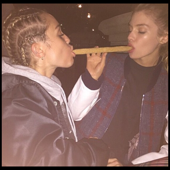 Miley Cyrus et Stella Maxwell à Disneyland / photo postée au mois de juillet 2015