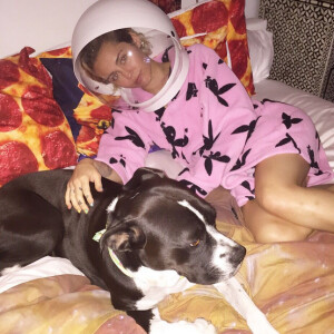 Miley Cyrus et son chien / photo postée au mois de juillet 2015