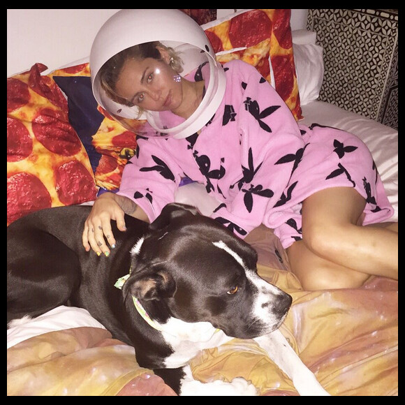 Miley Cyrus et son chien / photo postée au mois de juillet 2015