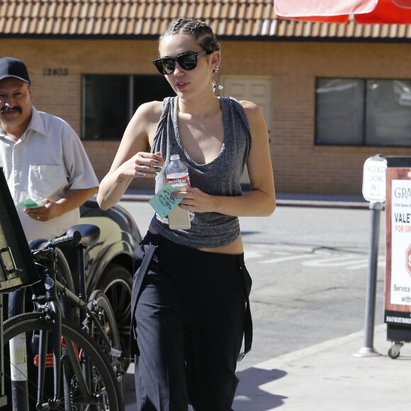 Miley Cyrus et sa compagne Stella Maxwell sont allées déjeuner au restaurant Granville à Studio City, le 12 juillet 2015