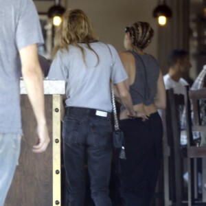 Miley Cyrus et sa compagne Stella Maxwell sont allées déjeuner au restaurant Granville à Studio City, le 12 juillet 2015  