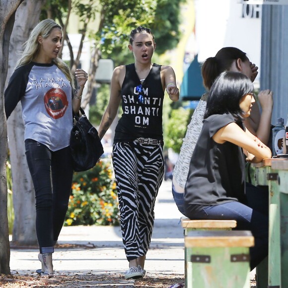 Exclusif - Miley Cyrus est allée déjeuner avec sa mère Tish Cyrus à Studio City, le 10 juillet 2015 