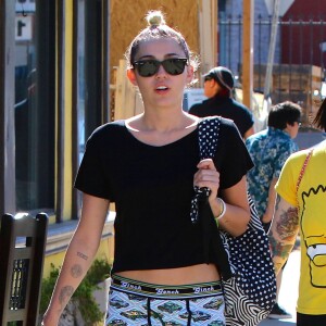 Miley Cyrus est allée déjeuner avec des amis au restaurant « Midori Sushi » à Studio City, le 3 juillet 2015 