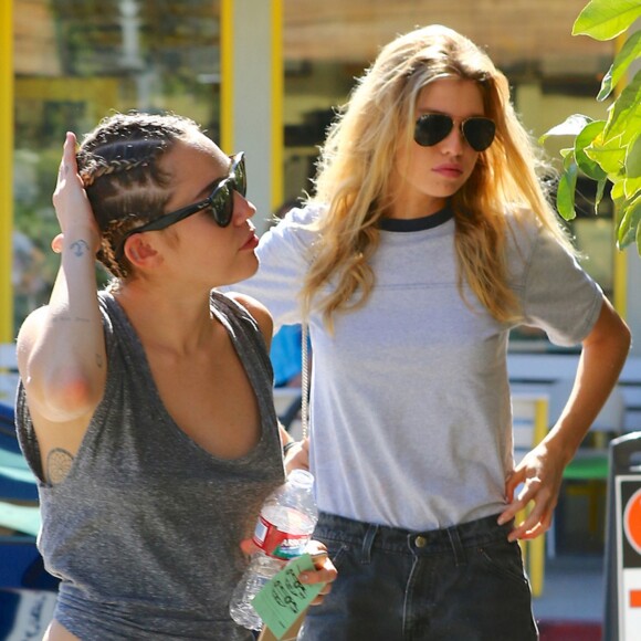 Miley Cyrus va déjeuner avec Stella Maxwell, à Studio City, Los Angeles le 12 juillet 2015