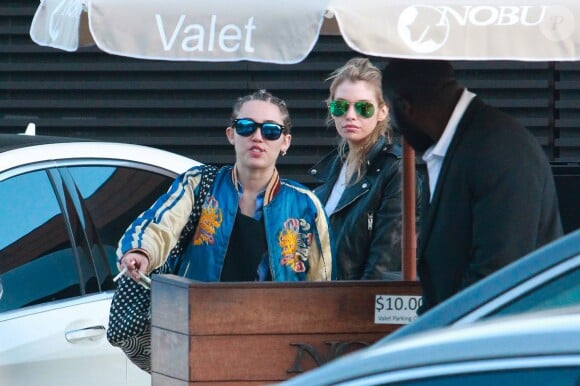 Miley Cyrus et sa copine Stella Maxwell sont allés déjeuner au restaurant Nobu à Malibu, Los Angeles, le 11 juillet 2015