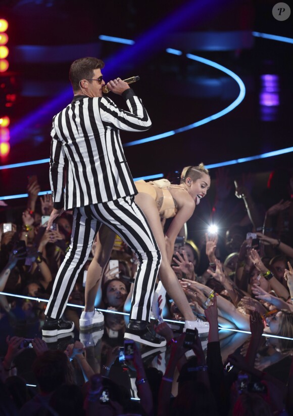 Robin Thicke et Miley Cyrus sur la scène des MTV Video Music Awards le 25 aout 2013