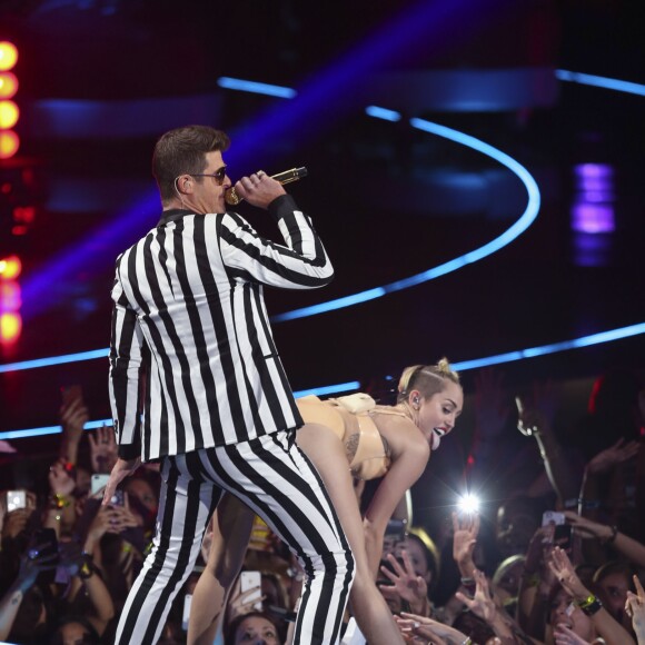 Robin Thicke et Miley Cyrus sur la scène des MTV Video Music Awards le 25 aout 2013